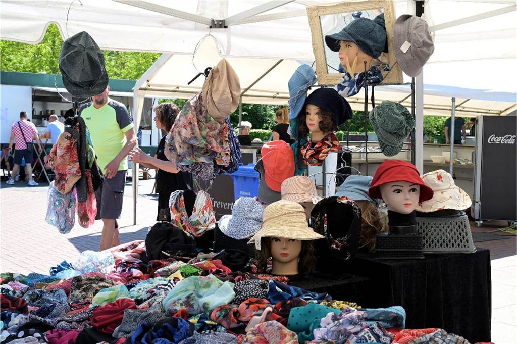 Bilanz des Maimarkts in Nordkirchen: Viel Sonne und ein bisschen Schatten Die Auswahl an Ständen auf dem Maimarkt war groß.