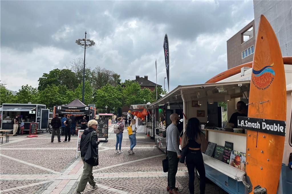 Friedensplatz lockt Streetfood-Fans Über 30 Food-Trucks stehen noch bis Sonntag auf Dortmunds Friedensplatz.