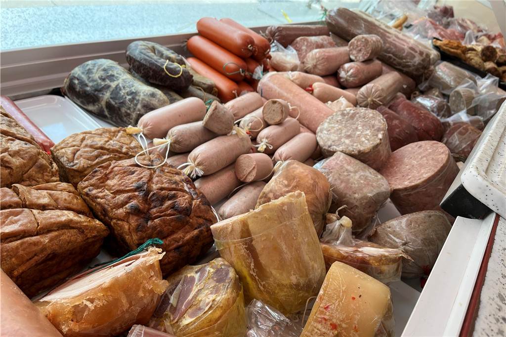 Hausschlachtung Stammkötter fühlt sich auf dem Wochenmarkt pudelwohl Wurstwaren liegen in der Auslage.