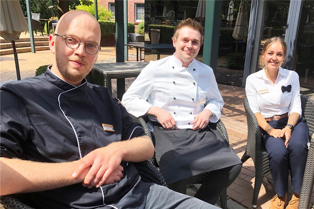 Landhotel Voshövel: Hochzeits-Rekordsommer nach dem Lockdown Die Auszubildenden Lukas Niermann, Bjrön Gores und Paula Heuvelmann hoffen, dass das kommende Jahr weniger unangenehme Überraschungen bereithält als das vergangene.