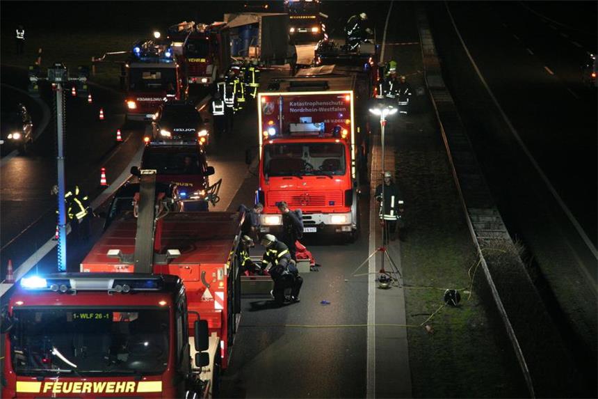 Zwei Schwerverletzte bei Unfällen auf der A1 Die Autobahn 1 war nach den beiden Unfällen Richtung Köln bis tief in die Nacht gesperrt.