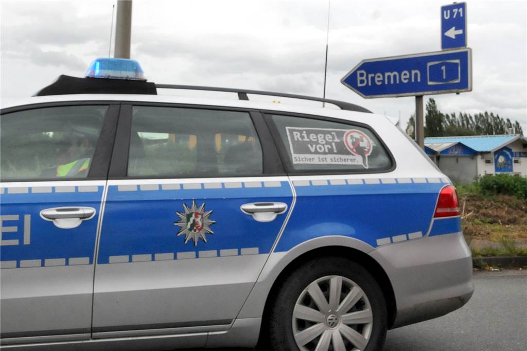 Unfallfahrer lassen kaputten BMW auf der Autobahn stehen und flüchten Die Autobahn A1 in Richtung Bremen zwar nach dem Unfall fast zweieinhalb Stunden gesperrt.