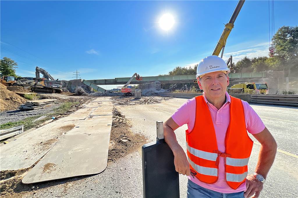 Die Autobahn ist bereits einmal gesperrt worden, als die Brücke der Hammer Straße abgerissen wurde. Projektleiter Franz Fischer informierte an Ort und Stelle über den Fortschritt der Bauarbeiten.