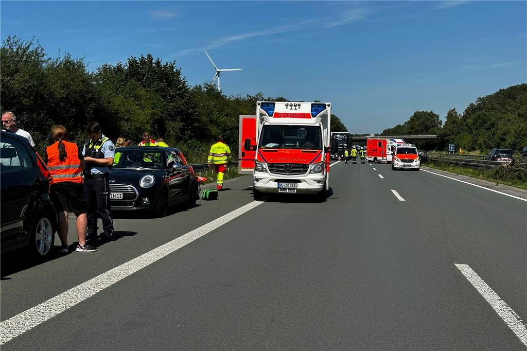 Zwei Autos kollidieren auf A31 in Dorsten: Autobahn voll gesperrt Die Autobahn wurde voll gesperrt.