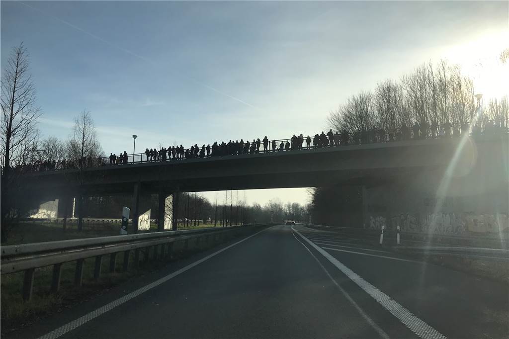 Kraftwerk Knepper gesprengt - Fotos, Videos, Stimmen und alle Infos Die Autobahnbrücke über der A42 am Königshalt ist ein favorisierter Ort zum Zuschauen für Viele.