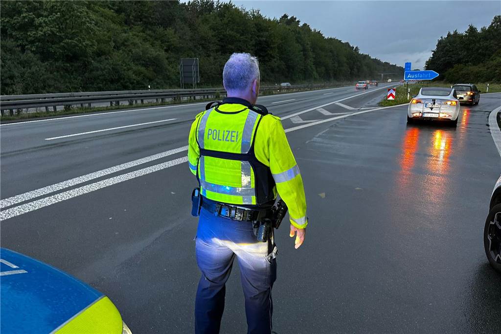 Schlimmer Unfall am Freudenberg: Motorradfahrer schwer verletzt Polizist und Autos an einer Autobahnausfahrt