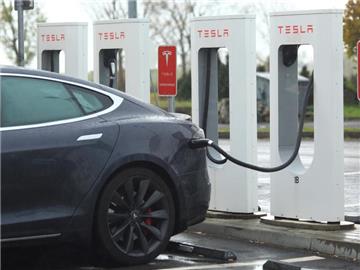 Die Autobauer folgen damit dem Beispiel des E-Auto-Pioniers Tesla, der in Europa entlang von Autobahnen bereits mehr als 700 Ladestationen mit fast 5000 Ladeplätzen betreibt. Foto: Jens Wolf