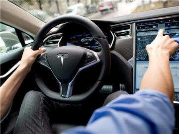 Die Autobranche setzt große Hoffnungen in das vernetzte Auto. Doch noch kann einiges schiefgehen. Bei einem Hack gelang es, ein Elektroauto von Tesla zu stoppen. Foto: Sven Hoppe