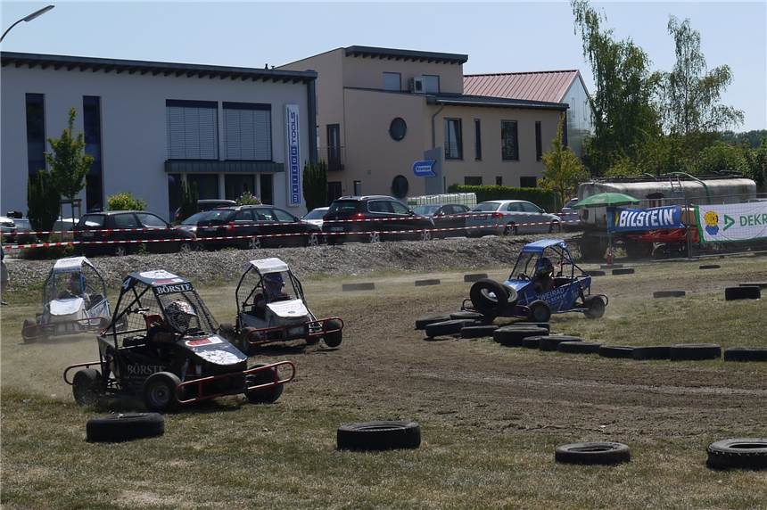 Staub und Schweiß auf der Rennstrecke in Herbern Die Autocrossfahrer wirbelten während des Showrennens viel Dreck und Staub auf.