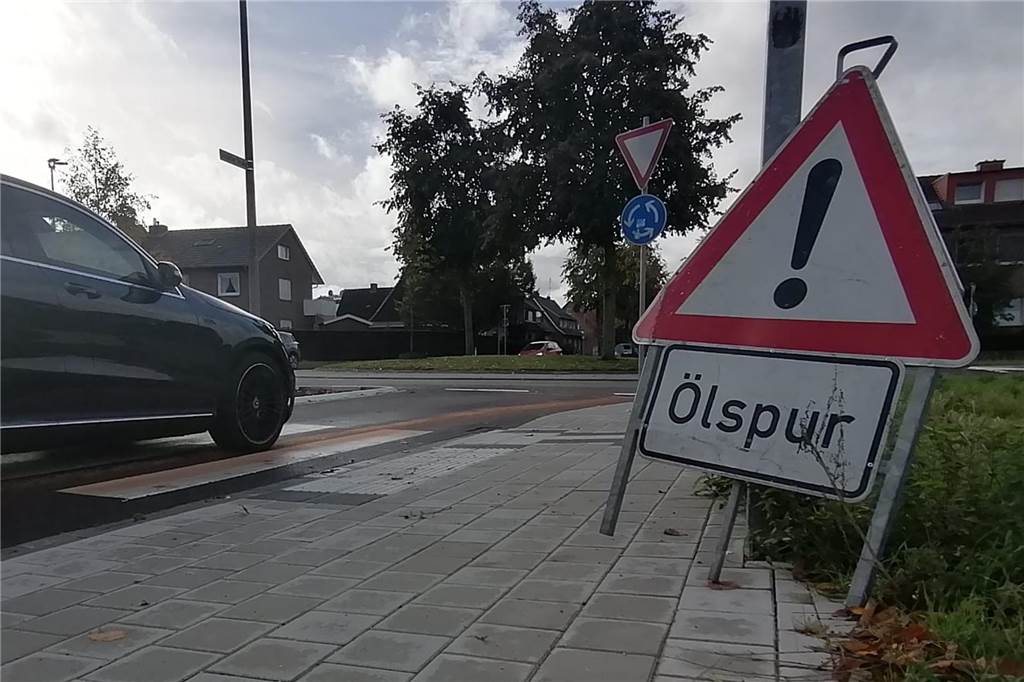 Ölspur zieht sich über 5 Kilometer: Löschzug Vreden mit 30 Kräften im Einsatz Die Autofahrer werden durch Warnschilder auf die Verunreinigung der Straßen hingewiesen.