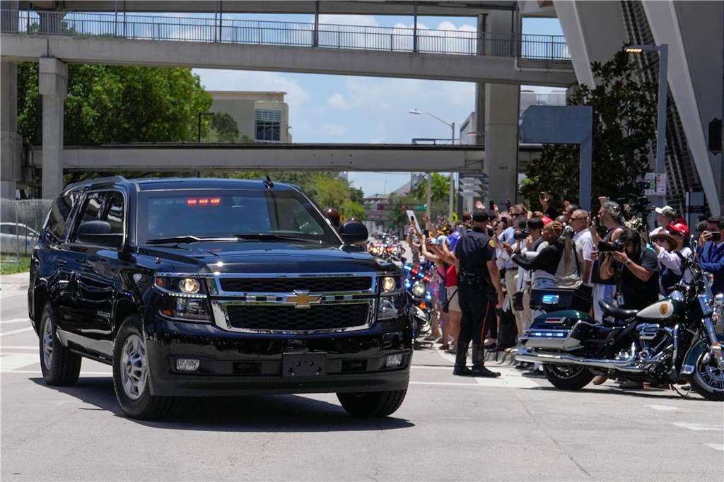 Historischer Auftritt von Trump vor Gericht in Miami Die Autokolonne mit dem ehemaligen US-Präsidenten Trump kommt am Wilkie D. Ferguson Jr. U.S. Courthouse an