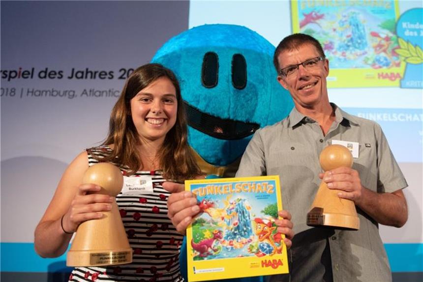 „Funkelschatz“ ist „Kinderspiel des Jahres“ Die Autoren Günter und Lena Burkhardt nach der Preisverleihung für ihr "Kinderspiel des Jahres 2018". Foto: Daniel Reinhardt