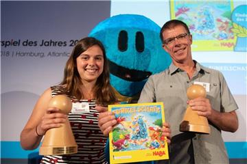 Die Autoren Günter und Lena Burkhardt nach der Preisverleihung für ihr "Kinderspiel des Jahres 2018". Foto: Daniel Reinhardt