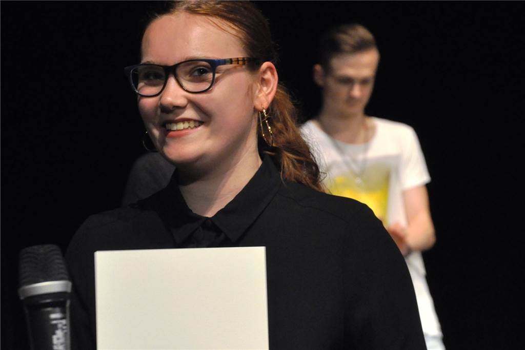 Lüner Hochwasser-Opfer: Junge Leute sammeln Spenden bei Theaterstück Die Autorin, Darstellerin und Spielleiterin des Freien Theater Teams Lünen Marie Hirschberg hat mit ihrer Gruppe das neue Stück „Schattenkuss“ digital einstudiert. Sie wollen den Hochwasser-Opfern helfen.