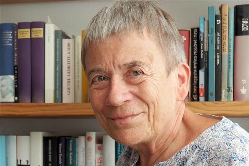 Ruth Achlama baut mit Übersetzungen Brücken Die Autorin Ruth Achlama in ihrer Wohnung inn Tel Aviv. Foto: Stefanie Järkel
