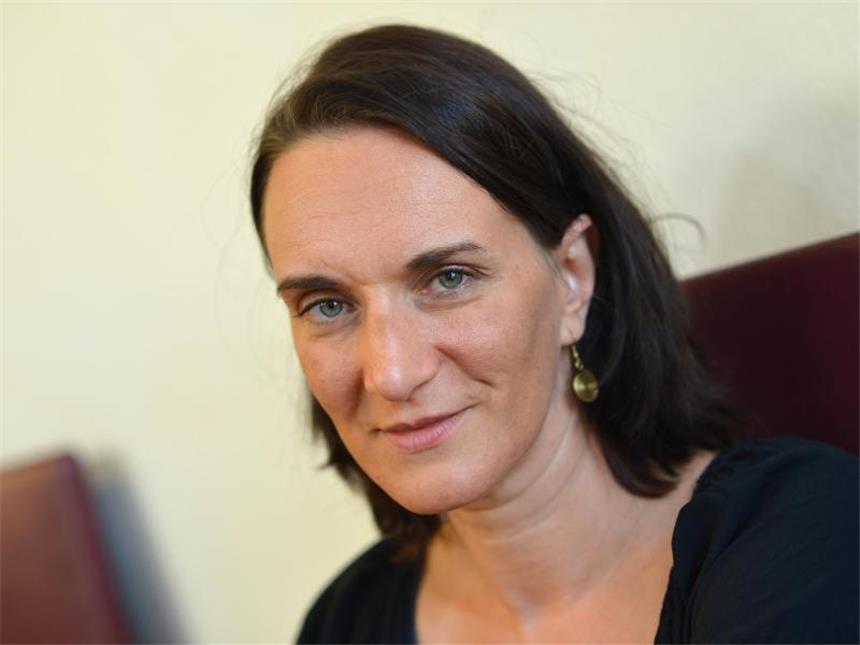 Für Terézia Mora sind Romanfiguren wie alte Freunde Die Autorin Terezia Mora denkt viel übers Schreiben nach. Foto: Arne Dedert
