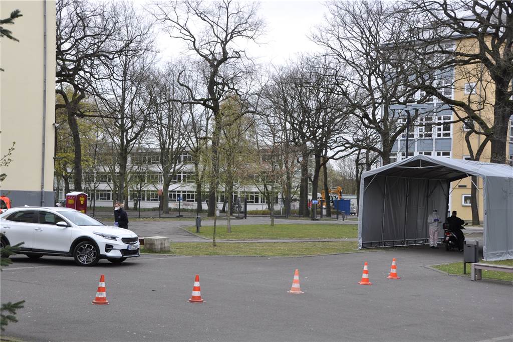 Unsere markantesten Bilder aus 365 Tagen Pandemie in Castrop-Rauxel Die Autos mussten im Abstrichzentrum am BKCR mit ausreichend Abstand warten, bis der Patient im Zelt getestet und wieder aus dem Zelt gefahren war.