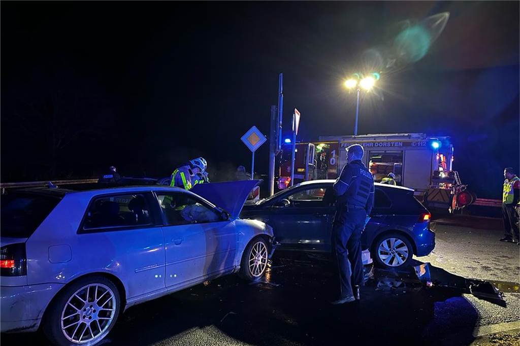 Schwerer Unfall auf L608: Drei Autos kollidieren, zwei Fahrerinnen verletzt Die Autos waren nicht mehr fahrbereit und mussten abgeschleppt werden.