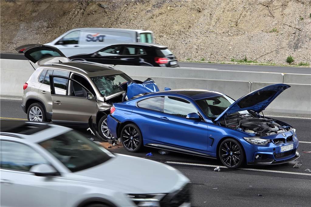 Drei Autos kollidieren auf der A1 bei Unna Zwei Autos nach einer Kollision im Kreuz Dortmund/Unna.