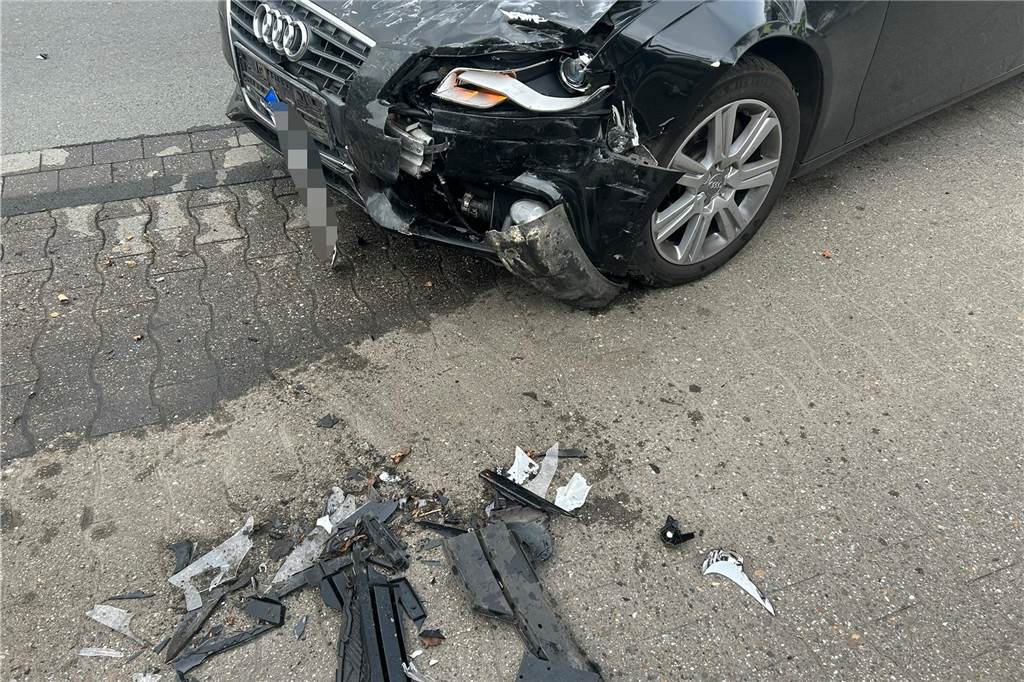 Unfall auf der Kreisstraße: Zwei Autos zusammengestoßen Die Autos wurden bei dem Unfall beide beschädigt.