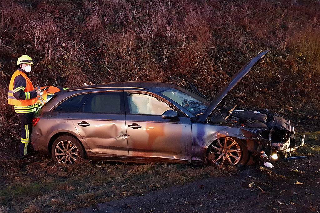 Die Autos wurden bei dem Unfall in den Graben geschleudert.