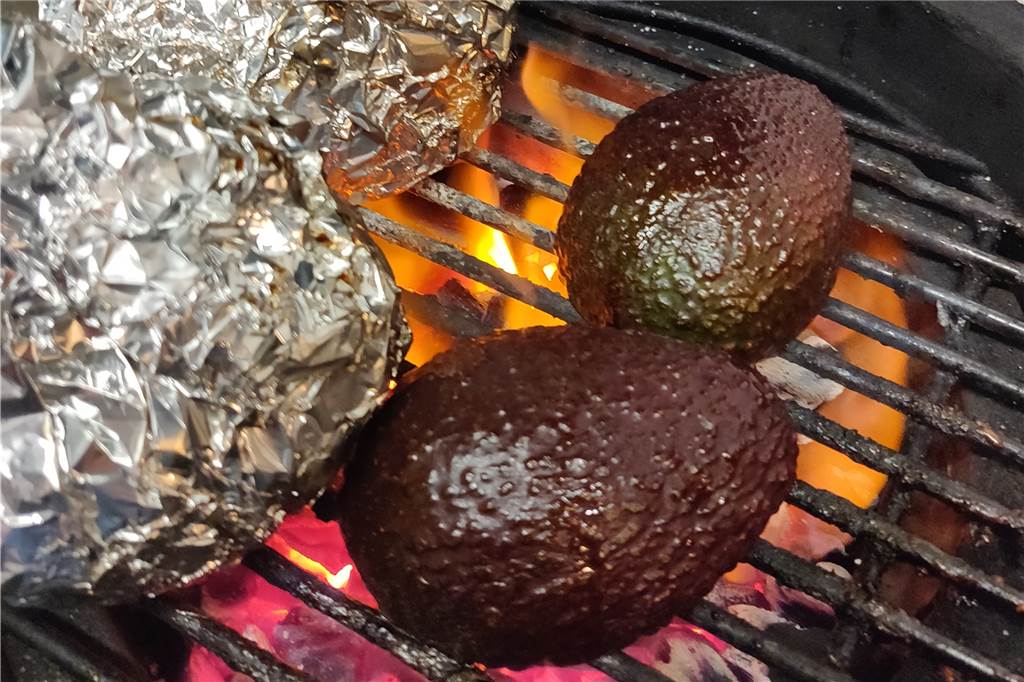 Ahauser Profikoch verrät drei Rezepte für den vegetarischen Grillabend Die Avocado landet mit Schale auf dem Grill.
