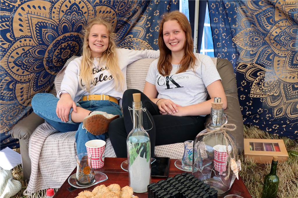 Gewerbetag wird mit riesigem Publikum und 80 Ausstellern zur echten Show Die Azubi-Aktion in Zusammenarbeit mit dem Jugendwerk – hier die Chillout-Lounge mit Nele Eckelmann (l.) und Cora Belker – kam gut an.