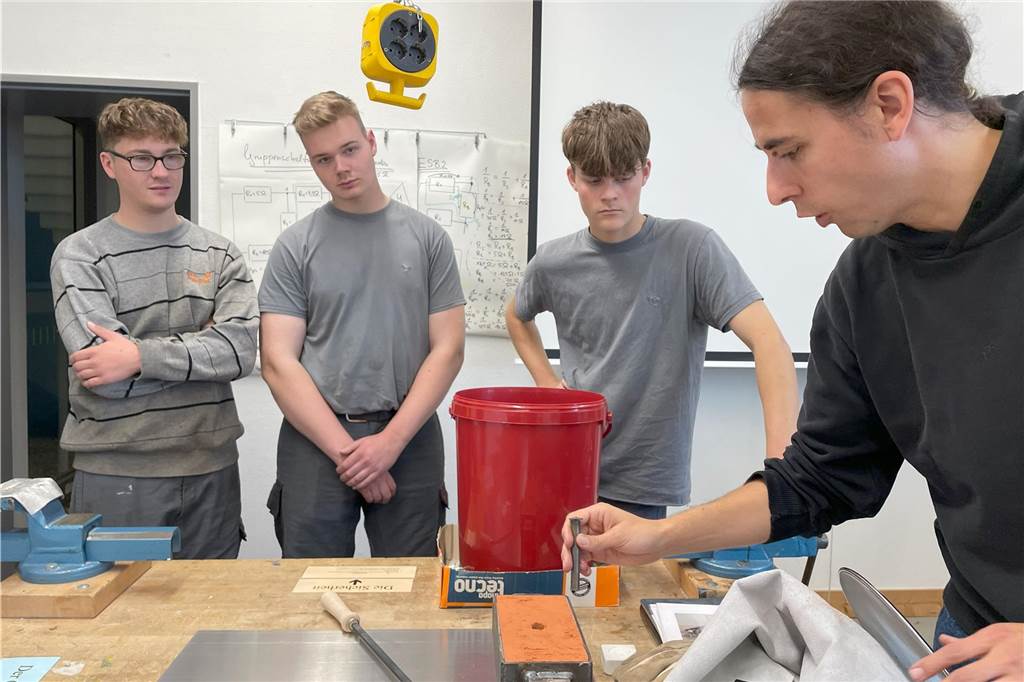 Nach dem Umweltpreis: Technikkurs an der Herta startet nächstes Projekt Azubis schauen Lehrer über die Schulter