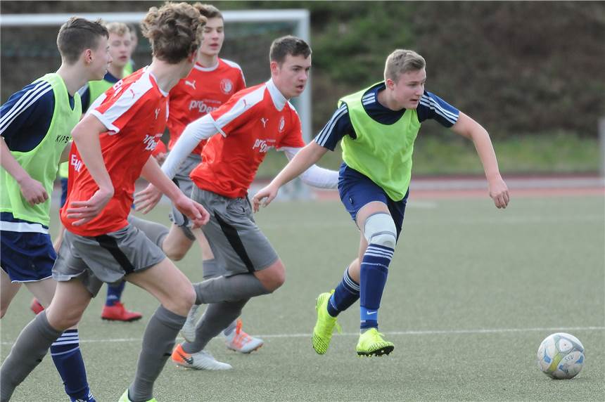 Die B-Junioren der SG Castrop bleiben wegen Sabine nach der Pause in der Kabine Die B-Junioren der SG Castrop traten am Sonntag in grünen Trainingsleibchen gegen Weitmar II und hielten bis zur Pause und mit dem Spielstand von 0:1 gut mit. Die zweite Halbzeit wurde allerdings nicht mehr ausgespielt.