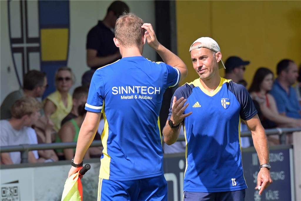Trainer Tobias Sumelka an der Seitenlinie