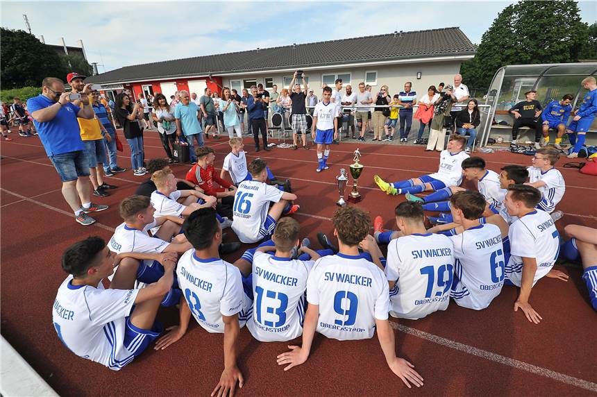 Legt das Coronavirus die Stadtmeisterschaften in Castrop-Rauxel lahm? Cwik hätte "Plan B" Die B-Junioren des SV Wacker Obercastrop haben 2019 die Pokale für die Feld-Stadtmeisterschaft gewonnen. Eine Titelverteidigung im Sommer 2020 wird es wohl nicht geben.