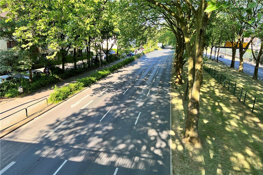 Bombenfund in Dortmund: Zwei Bundesstraßen gesperrt – Lange Staus Die B1 wurde etwa um 18 Uhr gesperrt, also kurz vor der geplanten Entschärfungszeit.