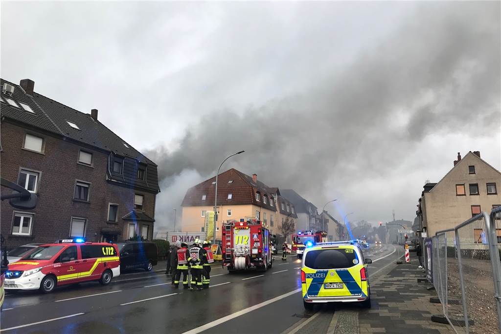 xxx Die B235 in Lütgendortmund am Donnerstag gegen 10.30 Uhr: Hier ist gesperrt für einen Feuerwehreinsatz. Eine Kfz-Werkstatt brennt zu dieser Zeit.
