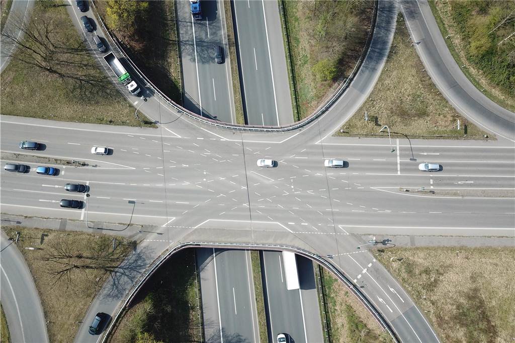Ampel-Ausfall auf Mega-Kreuzung: Tesla rauschte fast in Auto von Dennis Vogt Die B235 überquert die A42. Hier befinden sich auch Ampeln, die laut Dennis Vogt immer mal wieder ausfallen. Ein Ausfall am Montag hätte fast zu einem Unfall geführt.