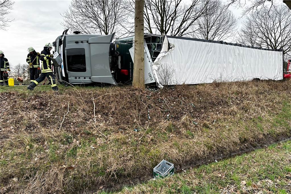 Lkw-Unfall auf der B58 sorgte für stundenlange Vollsperrung Die B58 war aufgrund des Unfalls komplett gesperrt.