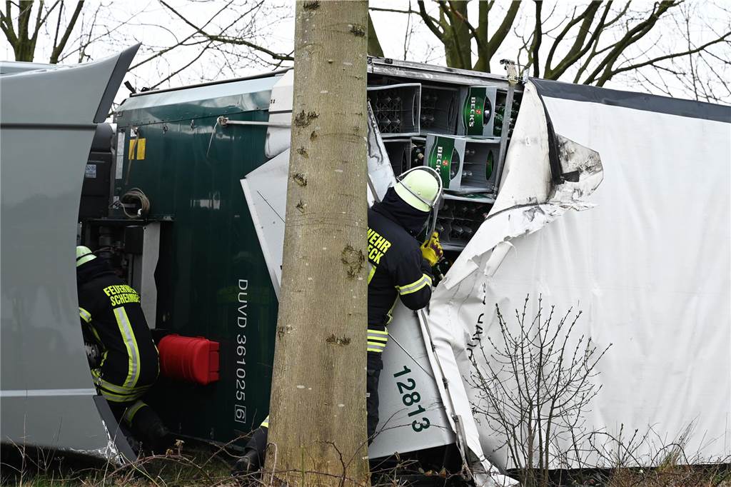 Die B58 war aufgrund des Unfalls komplett gesperrt.
