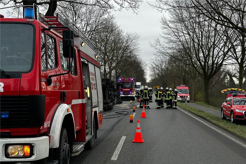 Die B58 war aufgrund des Unfalls komplett gesperrt.