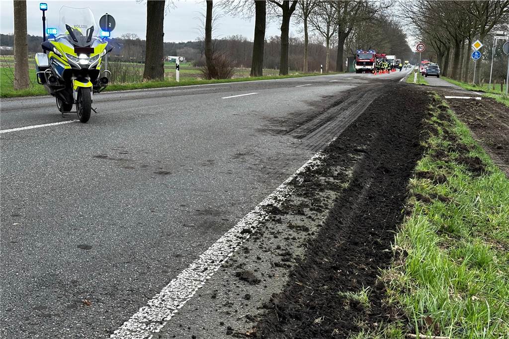 Die B58 war aufgrund des Unfalls komplett gesperrt.