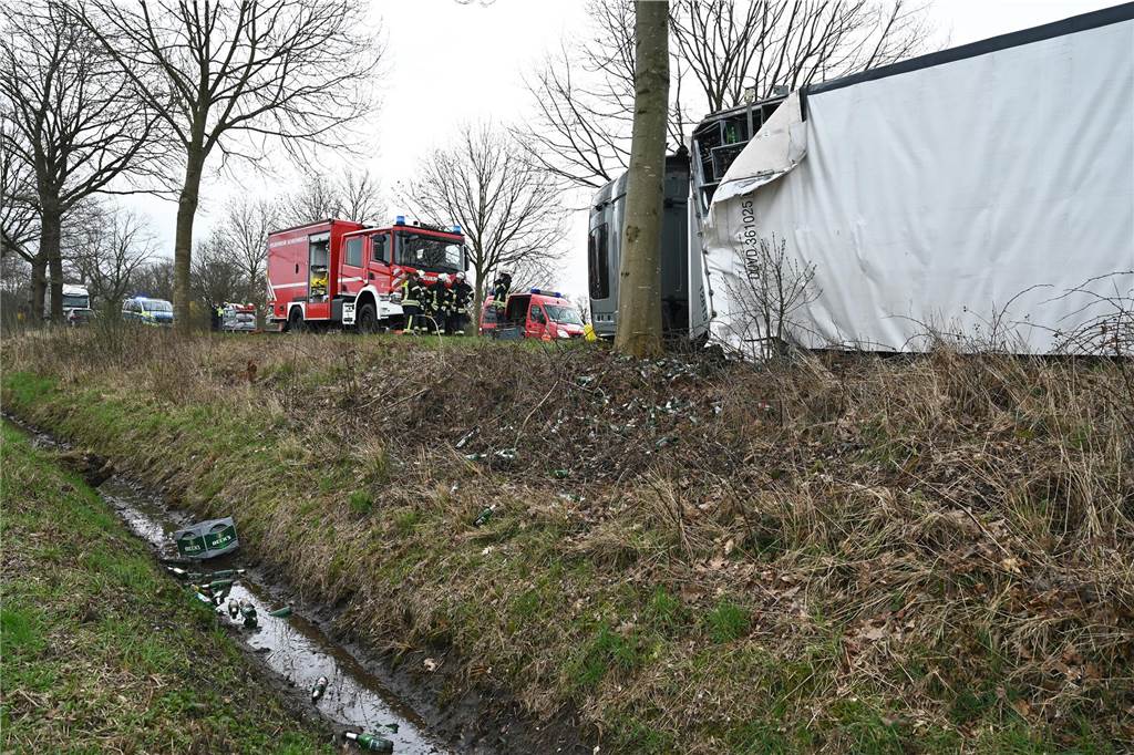 Die B58 war aufgrund des Unfalls komplett gesperrt.
