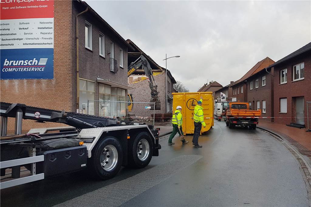 Mit Video: Vorbereitungen für den Abriss des Unglücks-Haus nach Sturmschaden laufen an Die B70 ist in der 30er-Zone komplett gesperrt. Aus Sicherheitsgründen.