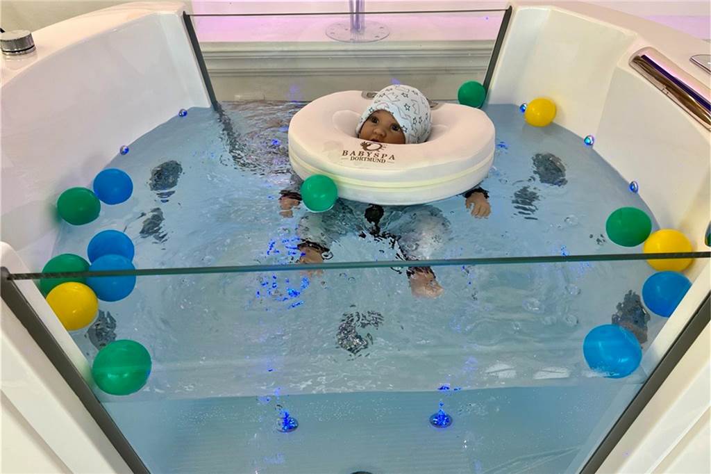 Im Baby Spa entspannen die Kleinsten mit Whirlpool und Massage Eine lebensechte Babypuppe in einem Yakuzi im Baby Spa Phönix in Dortmund-Brackel