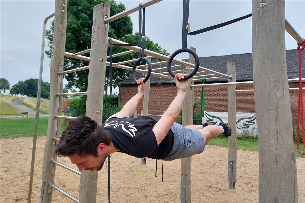 Von Spielplätzen zu eigenen Anlagen: So hat sich Calisthenics in Olfen entwickelt Die Back Lever ist einer von den Übungen, die eher Fortgeschrittene im Calisthenics-Sport können.