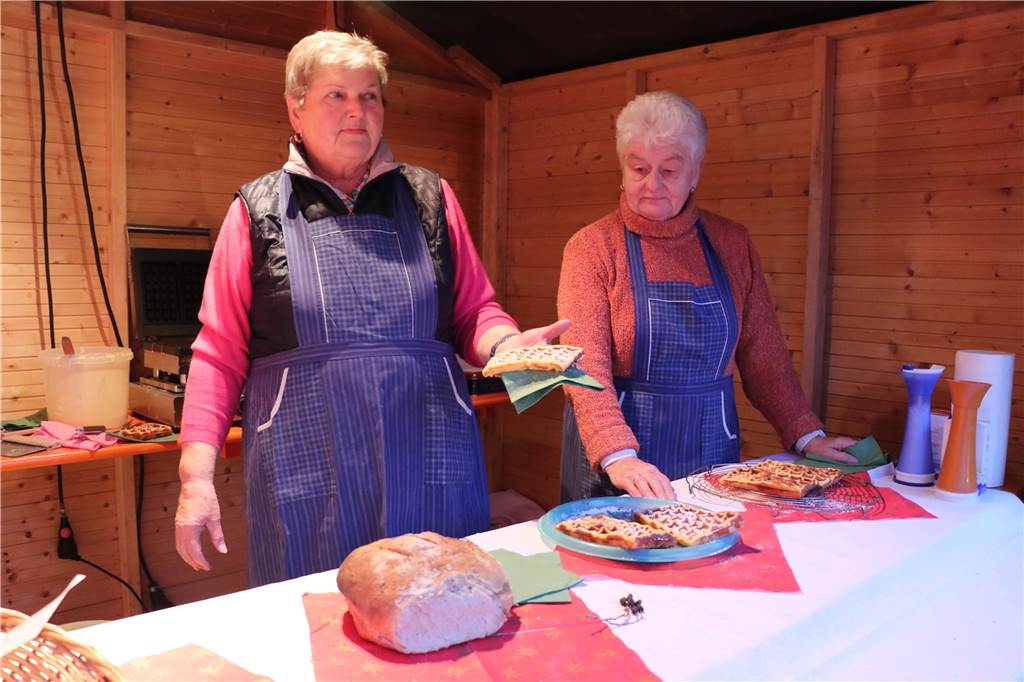Die Backfrauen aus Asbeck verkauften Steinofenbrot und Waffeln.