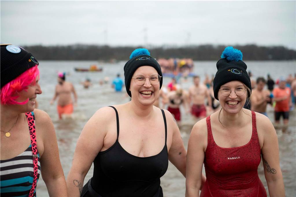 Die Badegäste kamen aus Zürich, aus dem Ruhrgebiet, vom Niederrhein und aus Niedersachsen beispielsweise. Das Neujahrsschwimmen, so sagte Martin Friedrich, passt einfach zu Haltern am See.