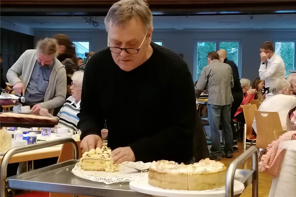 Von Startschwierigkeiten zum Erfolg: „Weihnachten im Wicherhaus“ wird 50 Christoph Grabowski schneidet den Kuchen an Heilig Abend an.