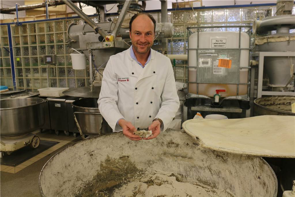 Gegen das Wegwerfen: Werner Bäckereien bieten Brot vom Vortag an oder spenden es Die Bäckerei Kanne, hier Geschäftsführer Wilhelm Kanne in der Backstube in Lünen, produziert täglich etwa 30.000 bis 40.000 Brötchen-Teiglinge.
