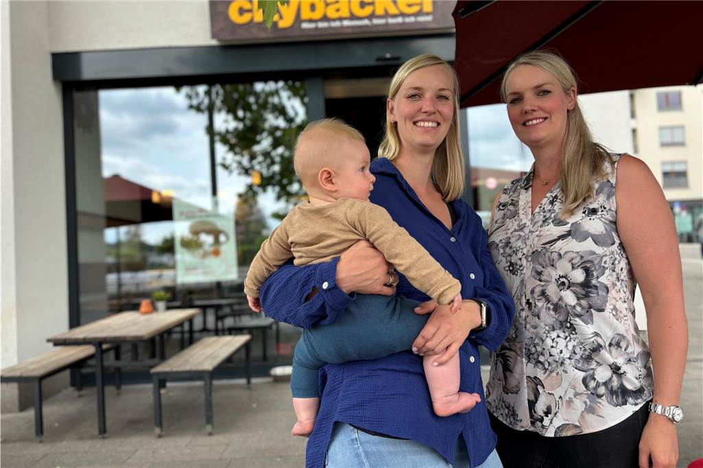 „Jede Nacht in der Backstube“: Wie Familie Rahenbrock Citybäcker führt Die Bäckerstöchter vor ihrer Filiale am Phoenix-See. Lena Rahenbrock hält ihren Sohn auf dem Arm.