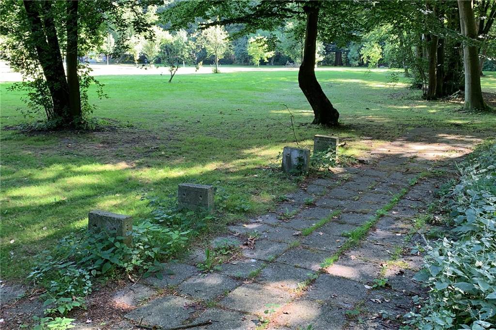 Die Bänke wurden abmontiert, weil sie durch Vandalismus zerstört wurden. Sie werden ersetzt, unabhängig von dem anstehenden Umbau der Außenanlagen im Revierpark.