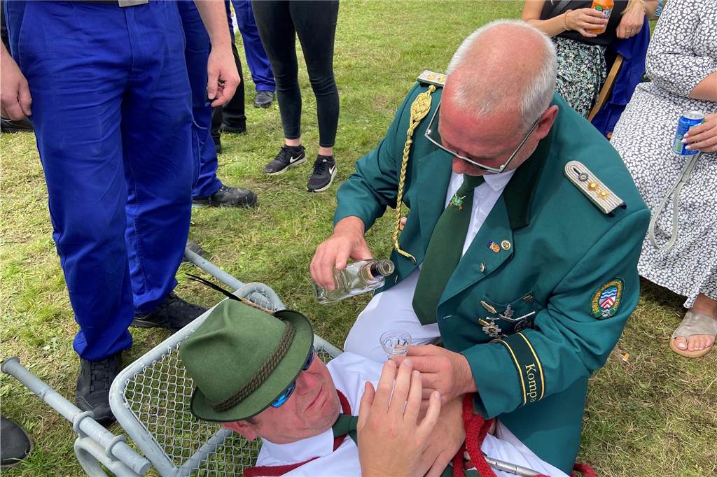 Die Bären-Kompanie sorgte dafür, dass die Schützen einsatzbereit waren. Dafür wurden sie ins "Krankenlager" transportiert. Zur Genesung gab es Schnaps und Würstchen.