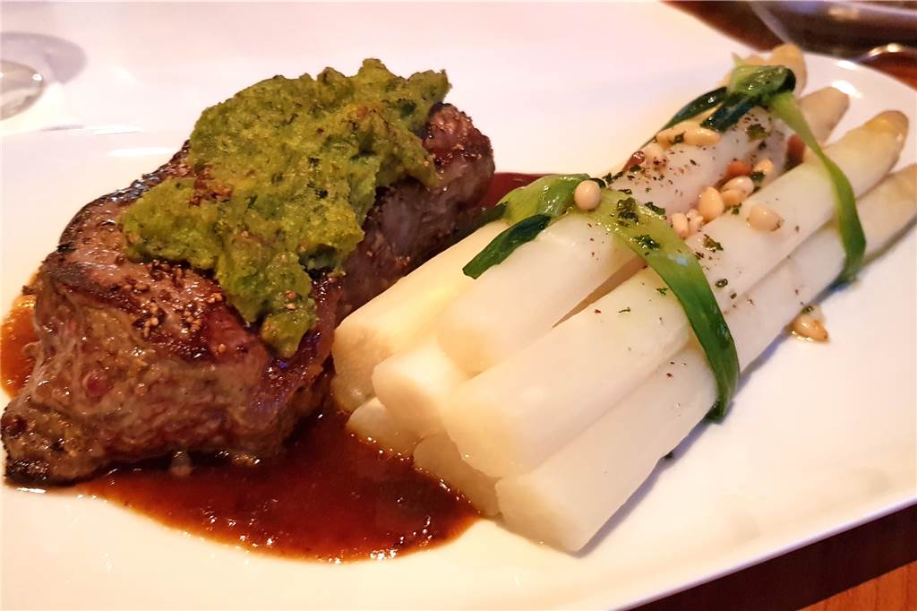 Von wegen „Schnitzelküche“: Burghof Schnell-Niewöhner überrascht mit kreativen Gerichten Die Bärlauch-Kruste verleiht dem Rumpsteak das gewisse Etwas. Der Spargel ist liebevoll angerichtet und mit Pinienkernen und Kräutern verfeinert.